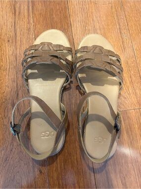 UGG Women's Brown Leather Strappy Sandals Size 6